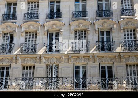 Wohnblock im Haussmann-Stil in Paris Stockfoto