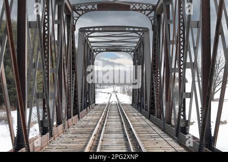 Doppelt genietete Eisenbahntrassenbrücke aus dem Jahr 1893, die im Winter den Mississippi überquert, in Galetta, Ontario, Kanada Stockfoto