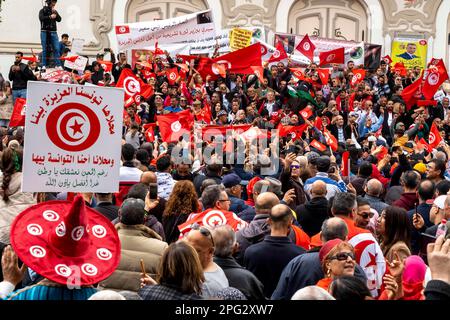 Tunis, Tunesien. 20. März 2023. Hunderte von Anhängern von Präsident Kais Saied treffen sich am Unabhängigkeitstag am 20. März 2023 in Tunis, Tunesien. Der Führer von Harak, der Organisatorin der Kundgebung, am 25. Juli, Fathy Hakimi, sagte, dass diese Kundgebung eine neue Unterstützung für die Entscheidungen des Präsidenten und gegen den Antrag der Europäischen Union sei, den er als Einmischung in die inneren Angelegenheiten des Landes betrachtet. Kredit: Abaca Press/Alamy Live News Stockfoto