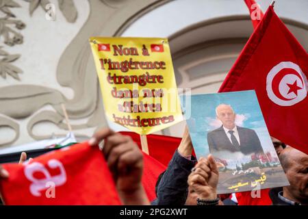 Tunis, Tunesien. 20. März 2023. Hunderte von Anhängern von Präsident Kais Saied treffen sich am Unabhängigkeitstag am 20. März 2023 in Tunis, Tunesien. Der Führer von Harak, der Organisatorin der Kundgebung, am 25. Juli, Fathy Hakimi, sagte, dass diese Kundgebung eine neue Unterstützung für die Entscheidungen des Präsidenten und gegen den Antrag der Europäischen Union sei, den er als Einmischung in die inneren Angelegenheiten des Landes betrachtet. Kredit: Abaca Press/Alamy Live News Stockfoto