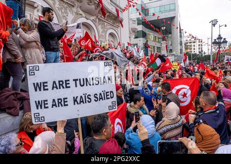 Tunis, Tunesien. 20. März 2023. Hunderte von Anhängern von Präsident Kais Saied treffen sich am Unabhängigkeitstag am 20. März 2023 in Tunis, Tunesien. Der Führer von Harak, der Organisatorin der Kundgebung, am 25. Juli, Fathy Hakimi, sagte, dass diese Kundgebung eine neue Unterstützung für die Entscheidungen des Präsidenten und gegen den Antrag der Europäischen Union sei, den er als Einmischung in die inneren Angelegenheiten des Landes betrachtet. Kredit: Abaca Press/Alamy Live News Stockfoto