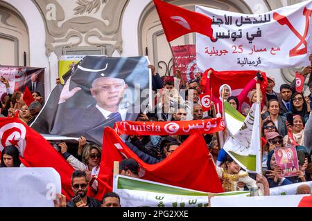 Tunis, Tunesien. 20. März 2023. Hunderte von Anhängern von Präsident Kais Saied treffen sich am Unabhängigkeitstag am 20. März 2023 in Tunis, Tunesien. Der Führer von Harak, der Organisatorin der Kundgebung, am 25. Juli, Fathy Hakimi, sagte, dass diese Kundgebung eine neue Unterstützung für die Entscheidungen des Präsidenten und gegen den Antrag der Europäischen Union sei, den er als Einmischung in die inneren Angelegenheiten des Landes betrachtet. Kredit: Abaca Press/Alamy Live News Stockfoto