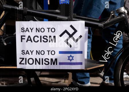 Protest findet am UN-Tag gegen Rassismus in London statt. Stell dich dem Rassismus. Fahrrad mit "Nein sagen" zum Faschismus, "Nein sagen" zum Zionismus-Banner, mit israelischer Flagge Stockfoto