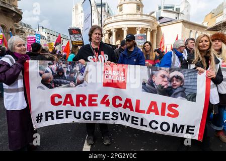 Protest findet am UN-Tag gegen Rassismus in London statt. Stell dich dem Rassismus. Care 4 Calais-Banner Stockfoto