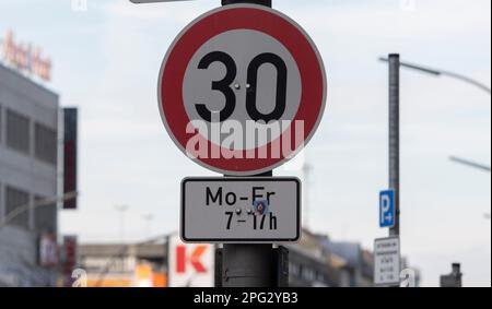 Berlin, Deutschland. 18. März 2023. Ein 30-Zeichen für Geschwindigkeitsbegrenzungen mit einem zusätzlichen Schild für Geschwindigkeitsbegrenzungen zu bestimmten Zeiten. Kredit: Paul Zinken/dpa/Alamy Live News Stockfoto