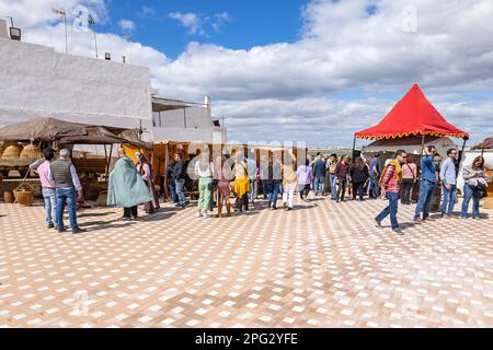 Huelva, Spanien - 18. März 2023: Besucher und Einkäufer auf den Kunsthandwerksmärkten der mittelalterlichen Entdeckungsmesse in Palos de la Frontera, Huelva Prov Stockfoto