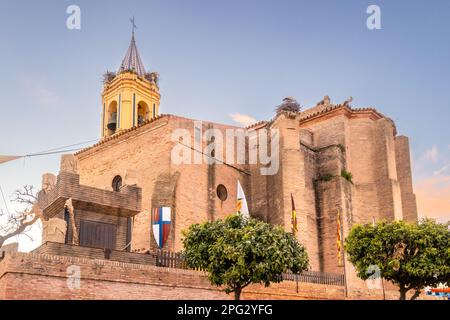 Kirche San Jorge Martir, St. George Martyr, bei Sonnenuntergang, in der Gemeinde Palos de la Frontera, dekoriert zur Feier des Mittelalters Stockfoto