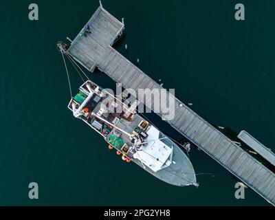 Ein Blick aus der Vogelperspektive auf den Hafen von Port Jefferson am Abend in den USA Stockfoto