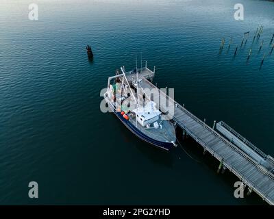 Ein Blick aus der Vogelperspektive auf den Hafen von Port Jefferson am Abend in den USA Stockfoto