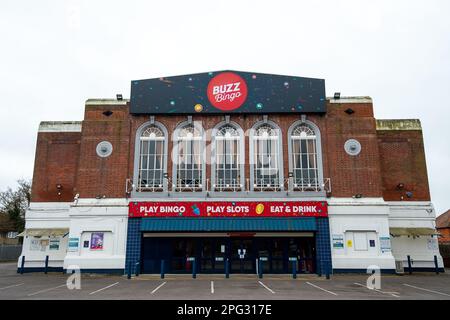 Slough, Berkshire, Großbritannien. 20. März 2023. Die Buzz Bingo Hall auf den A4 in Slough wird dauerhaft geschlossen, da die Anzahl der Bingo-Spieler noch nicht auf die Zahl vor der Covid-19-Pandemie zurückgekehrt ist. Die Stätte, ein ehemaliges Adelphi-Kino und dann das Theater, beherbergte einst berühmte Künstler wie die Beatles, Jimi Hendrix und Roy Orbison. Er wurde 2018 vom Slough Borough Council für 4,6m Pfund gekauft. Slough Borough Council hat Schulden in Höhe von £760 Millionen Dollar und versucht, das Gelände zusammen mit anderen Vermögenswerten in der Stadt zu verkaufen. Kredit: Maureen McLean/Alamy Live News Stockfoto