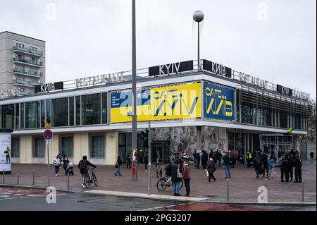 24.02.2023, Berlin, Deutschland, Europa - zum Jahrestag von Russlands Beginn des Krieges in der Ukraine eine friedliche Protestkundgebung im Berliner Stadtteil Mitte. Stockfoto