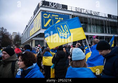 24.02.2023, Berlin, Deutschland, Europa - zum Jahrestag des russischen Krieges in der Ukraine nehmen mehrere tausend Demonstranten an einer Kundgebung Teil. Stockfoto