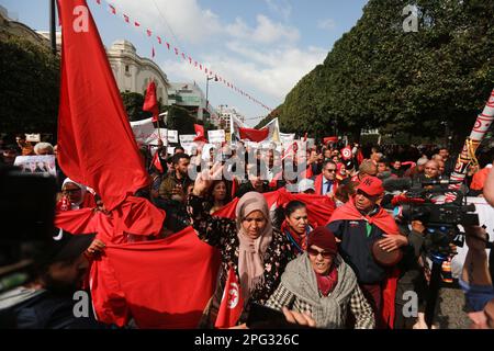 Tunesien. 20. März 2023. Anhänger von Präsident Saied versammelten sich in Tunis, um den Unabhängigkeitstag am 20. März 2023 zu begehen. In Tunis, Tunesien, zeigten sich Hunderte von Menschen solidarisch mit Präsident Kais Saied am Unabhängigkeitstag. Die Straßen von Tunis waren voll von Menschen, die tunesische Flaggen schwenkten und Banner mit Botschaften der Unterstützung für den Präsidenten hielten. (Foto: Mohamed Krit/Sipa USA) Kredit: SIPA USA/Alamy Live News Stockfoto