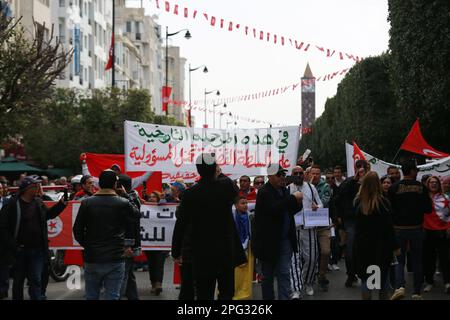 Tunesien. 20. März 2023. Anhänger von Präsident Saied versammelten sich in Tunis, um den Unabhängigkeitstag am 20. März 2023 zu begehen. In Tunis, Tunesien, zeigten sich Hunderte von Menschen solidarisch mit Präsident Kais Saied am Unabhängigkeitstag. Die Straßen von Tunis waren voll von Menschen, die tunesische Flaggen schwenkten und Banner mit Botschaften der Unterstützung für den Präsidenten hielten. (Foto: Mohamed Krit/Sipa USA) Kredit: SIPA USA/Alamy Live News Stockfoto