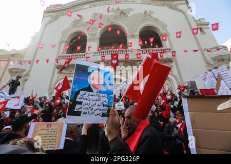 Tunesien. 20. März 2023. Anhänger von Präsident Saied versammelten sich in Tunis, um den Unabhängigkeitstag am 20. März 2023 zu begehen. In Tunis, Tunesien, zeigten sich Hunderte von Menschen solidarisch mit Präsident Kais Saied am Unabhängigkeitstag. Die Straßen von Tunis waren voll von Menschen, die tunesische Flaggen schwenkten und Banner mit Botschaften der Unterstützung für den Präsidenten hielten. (Foto: Mohamed Krit/Sipa USA) Kredit: SIPA USA/Alamy Live News Stockfoto