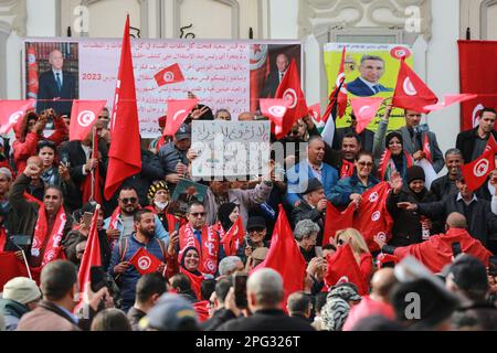 Tunesien. 20. März 2023. Anhänger von Präsident Saied versammelten sich in Tunis, um den Unabhängigkeitstag am 20. März 2023 zu begehen. In Tunis, Tunesien, zeigten sich Hunderte von Menschen solidarisch mit Präsident Kais Saied am Unabhängigkeitstag. Die Straßen von Tunis waren voll von Menschen, die tunesische Flaggen schwenkten und Banner mit Botschaften der Unterstützung für den Präsidenten hielten. (Foto: Mohamed Krit/Sipa USA) Kredit: SIPA USA/Alamy Live News Stockfoto