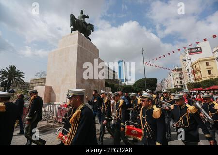 Tunesien. 20. März 2023. Anhänger von Präsident Saied versammelten sich in Tunis, um den Unabhängigkeitstag am 20. März 2023 zu begehen. In Tunis, Tunesien, zeigten sich Hunderte von Menschen solidarisch mit Präsident Kais Saied am Unabhängigkeitstag. Die Straßen von Tunis waren voll von Menschen, die tunesische Flaggen schwenkten und Banner mit Botschaften der Unterstützung für den Präsidenten hielten. (Foto: Mohamed Krit/Sipa USA) Kredit: SIPA USA/Alamy Live News Stockfoto