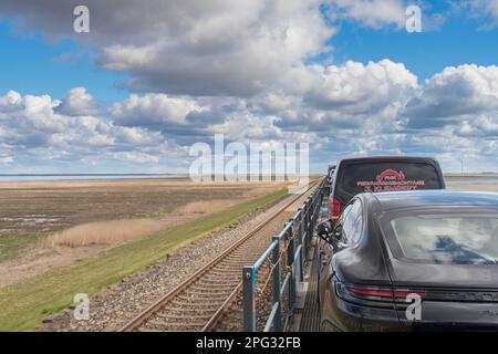 Mit dem Auto über den Hindenburgdamm nach Sylt. Schleswig-Holstein, Deutschland Stockfoto