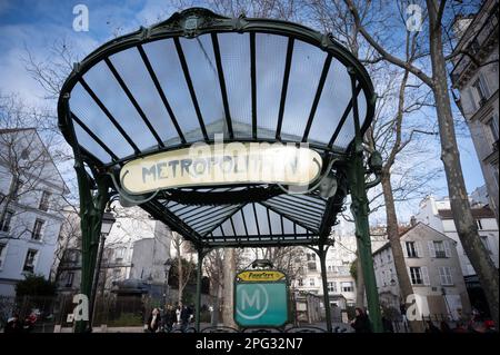 Jugendstileingang zur Station Abbesses an der Pariser Metro in Frankreich. Entworfen von Hector Guimard Stockfoto