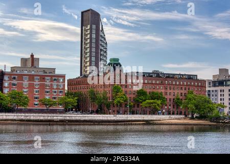 Die Piano Factory Ferienwohnungen befinden sich im Wahrzeichen Sohmer & Company Piano Factory Gebäude in Astoria, Queens. Stockfoto