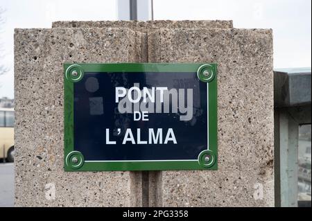 Pont de L'Alma, die Brücke in Paris, wo Prinzessin Diana am 31. August 1997 bei einem Autounfall ums Leben kam Stockfoto