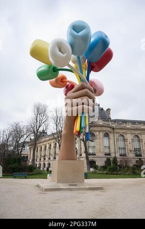 Bouquet of Tulips ist eine Skulptur des amerikanischen Künstlers Jeff Koons, die sich vor dem Petit Palais in Paris befindet Stockfoto