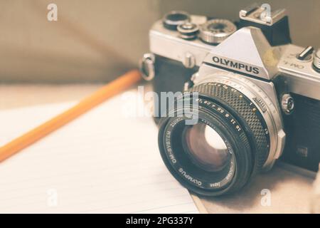 Eine alte Olympus OM-1 35mm-Spiegelreflexkamera im Retro-Look Stockfoto