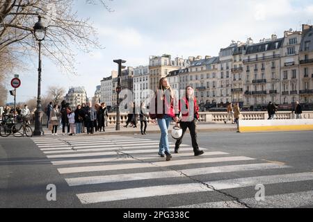 Pariser gehen über die Pont de la Concorde Brücke in Paris Stockfoto