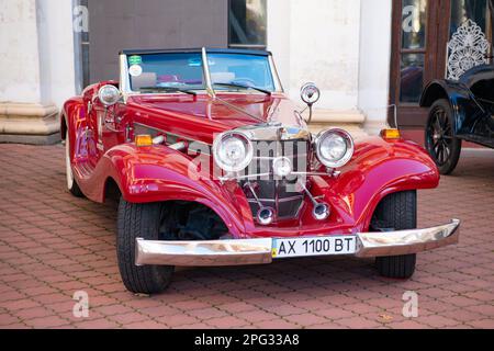 Kiew, Ukraine - 02. November 2022: Mercedes-Benz 500K Retro-Cabriolet, Vorderansicht. Stockfoto