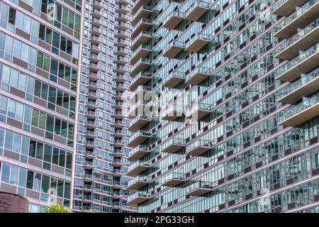 Drei mit Glashaut versehene Apartmenttürme am Center Boulevard bieten einen fantastischen Ausblick auf den East River in Long Island City, Queens. Stockfoto