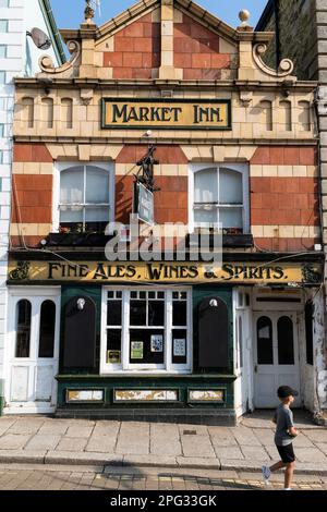 Die historische denkmalgeschützte Fassade des Market Inn im Stadtzentrum von Truro in Cornwall in Europa. Stockfoto