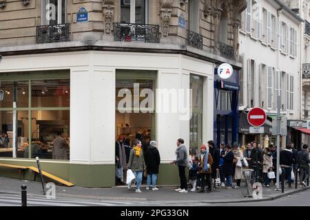 Kunden, die sich im Le Pain Retrouve' in der Rue des Martyrs 18 in der Nähe von Montmartre, Paris, Frankreich anstellen, um leckeres Brot und Gebäck zu genießen Stockfoto