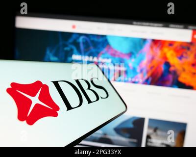 Handy mit Logo des Finanzunternehmens DBS Bank Limited in Singapur auf dem Bildschirm vor der Website. Fokus auf die Mitte links des Telefondisplays. Stockfoto