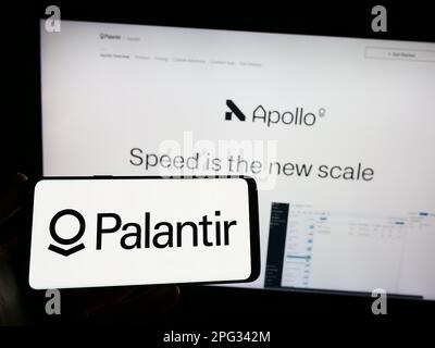 Person, die ein Smartphone mit dem Logo des US-Analyseunternehmens Palantir Technologies Inc. Auf dem Bildschirm vor der Website hält. Konzentrieren Sie sich auf das Display des Telefons. Stockfoto