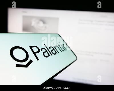 Smartphone mit Logo des amerikanischen Analyseunternehmens Palantir Technologies Inc. Auf dem Bildschirm vor der Website. Fokus auf der linken Seite des Telefondisplays. Stockfoto