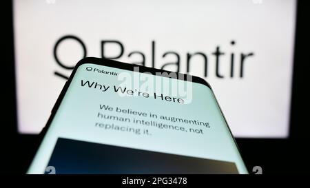 Mobiltelefon mit Webseite des US-Analyseunternehmens Palantir Technologies Inc. Auf dem Bildschirm vor dem Logo. Fokus auf oberer linker Seite des Telefondisplays. Stockfoto
