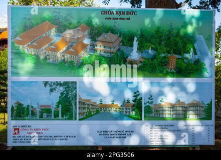 Ein Hinweisschild mit den Bauplänen für die neu gebaute buddhistische Chua Van Duc oder Van Duc Pagode bei Dalat im Zentrum Vietnams. Stockfoto