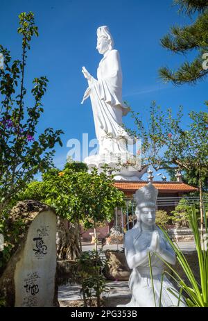 Eine riesige weiße Statue an der neu erbauten buddhistischen Chua Van Duc oder Van Duc-Pagode in der Nähe von Dalat im Zentrum Vietnams. Stockfoto
