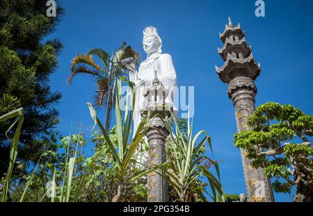 Eine riesige weiße Statue an der neu erbauten buddhistischen Chua Van Duc oder Van Duc-Pagode in der Nähe von Dalat im Zentrum Vietnams. Stockfoto
