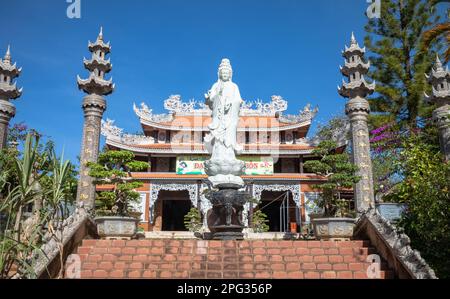 Die neu gebaute buddhistische Chua Van Duc oder Van Duc Pagode bei Dalat im Zentrum Vietnams. Stockfoto