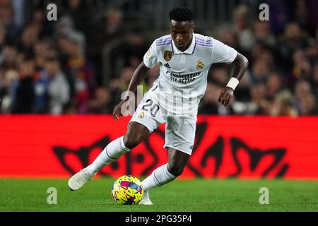 Vinicius Jr von Real Madrid während des Spiels La Liga zwischen dem FC Barcelona und Real Madrid im Spotify Camp Nou Stadium am 19. März 2023 in Barcelona, Spanien. (Foto: Colas Buera / PRESSIN) Stockfoto