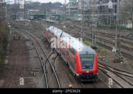 Ein Regionalzug kommt am Essener Hauptbahnhof an, mit einem Schauspiel, einem symbolischen Foto, einem Marginalmotiv, DB, Die Bahn, Essener Hauptbahnhof, 03/19/2023. Stockfoto