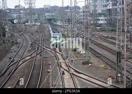 Ein Regionalzug kommt am Essener Hauptbahnhof an, mit einem Schauspiel, einem symbolischen Foto, einem Marginalmotiv, DB, Die Bahn, Essener Hauptbahnhof, 03/19/2023. Stockfoto