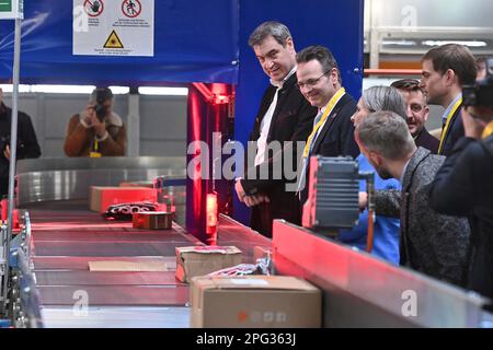 Deutsche Post DHL nimmt am 20. März 2023 den größten Paketstandort Deutschlands in Betrieb. Offizielle Eröffnung mit Markus SOEDER (bayerischer Ministerpräsident und Vorsitzender der CSU). Verarbeitung von bis zu 72000 Paketen pro Stunde. Pakete auf Bändern. ? Stockfoto