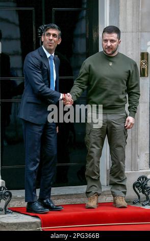 8. Februar 2023, London, Vereinigtes Königreich: Premierminister Rishi Sunak ist Gastgeber des ukrainischen Präsidenten Volodymyr Zelensky in der Downing Street 10 in London. (Credit Image: © Fred Duval/SOPA Images via ZUMA Press Wire) NUR ZUR REDAKTIONELLEN VERWENDUNG! Nicht für den kommerziellen GEBRAUCH! Stockfoto