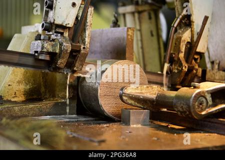 Schneiden eines Gusszylinders zur Herstellung von Rädern für Kühlgeräte in einem Kernkraftwerk Stockfoto