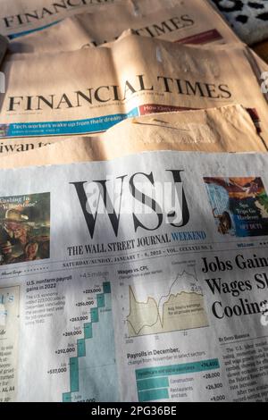 Stilleben von verschiedenen Zeitungsbereichen des "Wall Street Journal" und der "Financial Times", 2023, USA Stockfoto