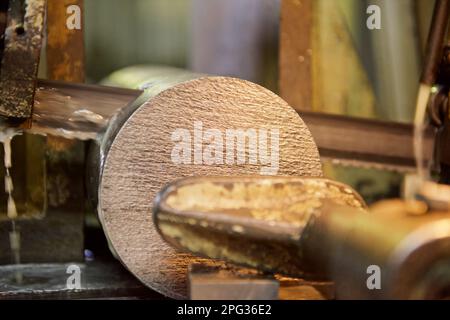 Schneiden eines Gusszylinders zur Herstellung von Rädern für Kühlgeräte in einem Kernkraftwerk Stockfoto