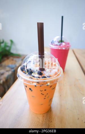 Milchtee oder thai-Tee oder Seifenblasentee und gemischter BeerenSmoothie zum Servieren Stockfoto