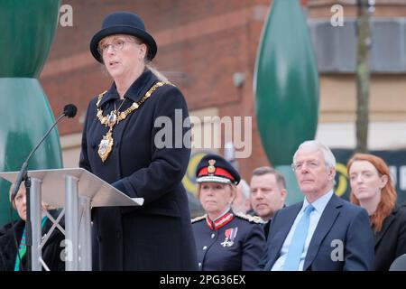 Warrington, Cheshire, Großbritannien. 20. März 2023. Sir John Major, Familien und Dignitries versammeln sich, um sich an den Bombenanschlag in Warrington zu erinnern, auf 30 Jahre. Jonathan Ball (3) und Tim Parry (12) starben und 54 weitere wurden verletzt. Kredit: Mark Lear / Alamy Live News Stockfoto